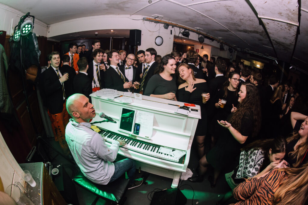 studenten feest met de pianoman