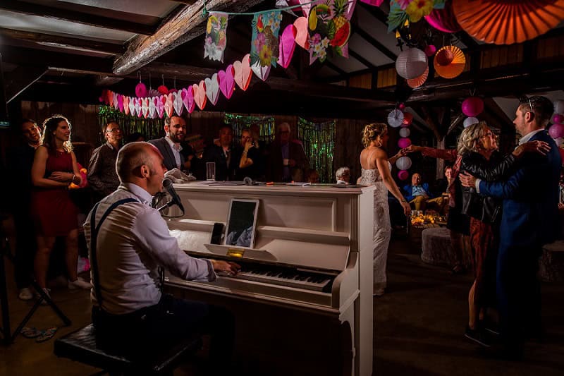 de pianoman voor bruiloft mensen dansen bij piano