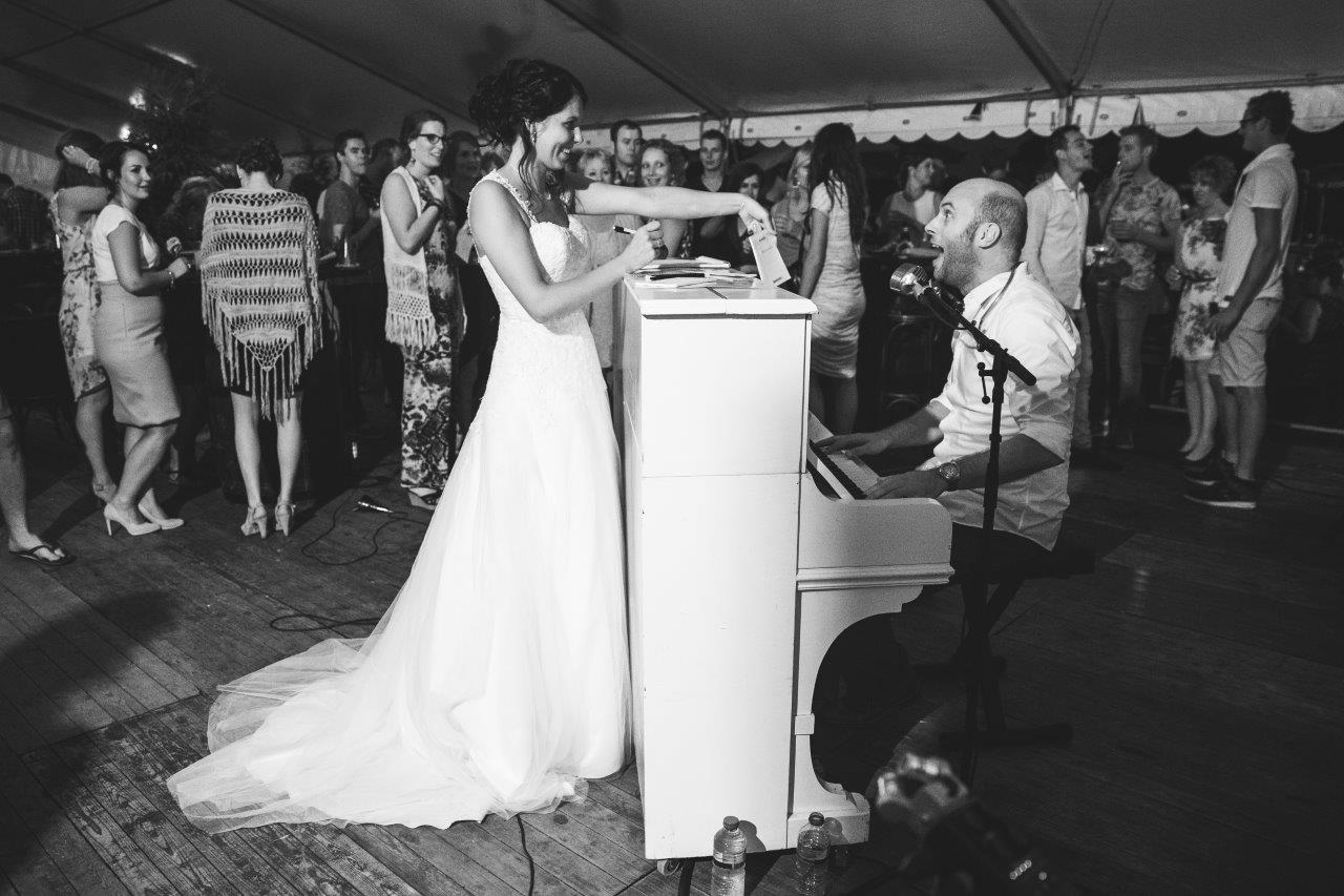 bruid vraagt liedje bij piano