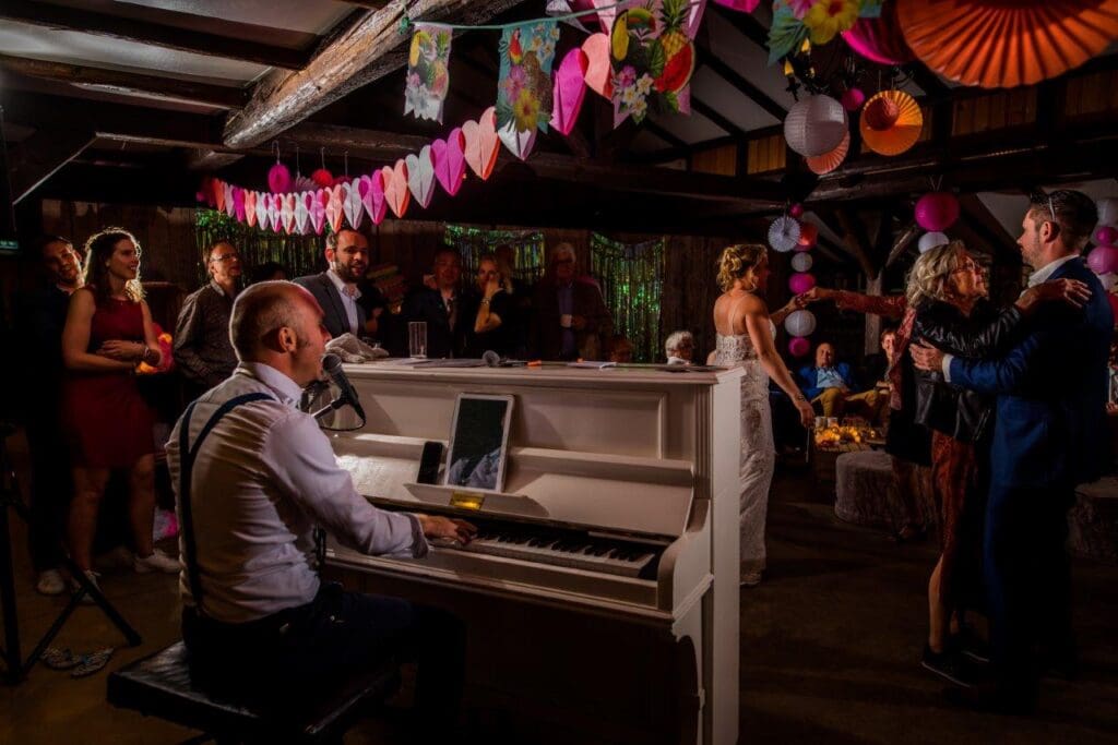 pianoman speelt piano tijdens bruiloft