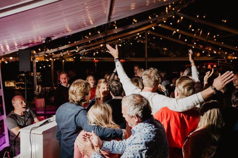 pianoman op feest (9) handjes in de lucht en meezingen