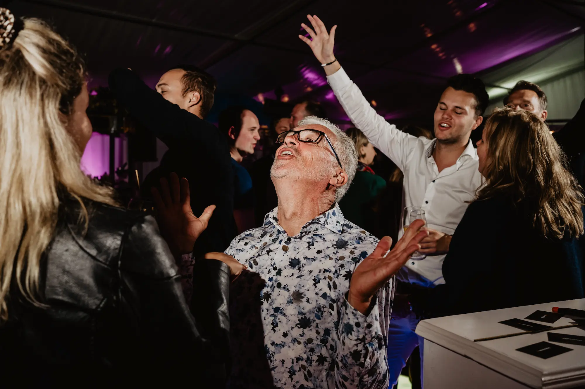 Gast zingt mee tijdens een zakelijk event met live piano-entertainment