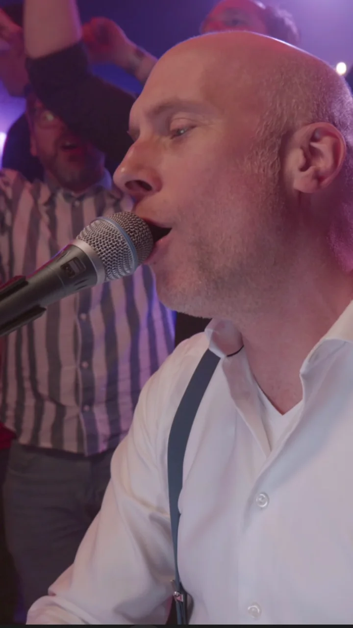 Publiek zingt mee met De Pianoman tijdens live piano entertainment op een feest
